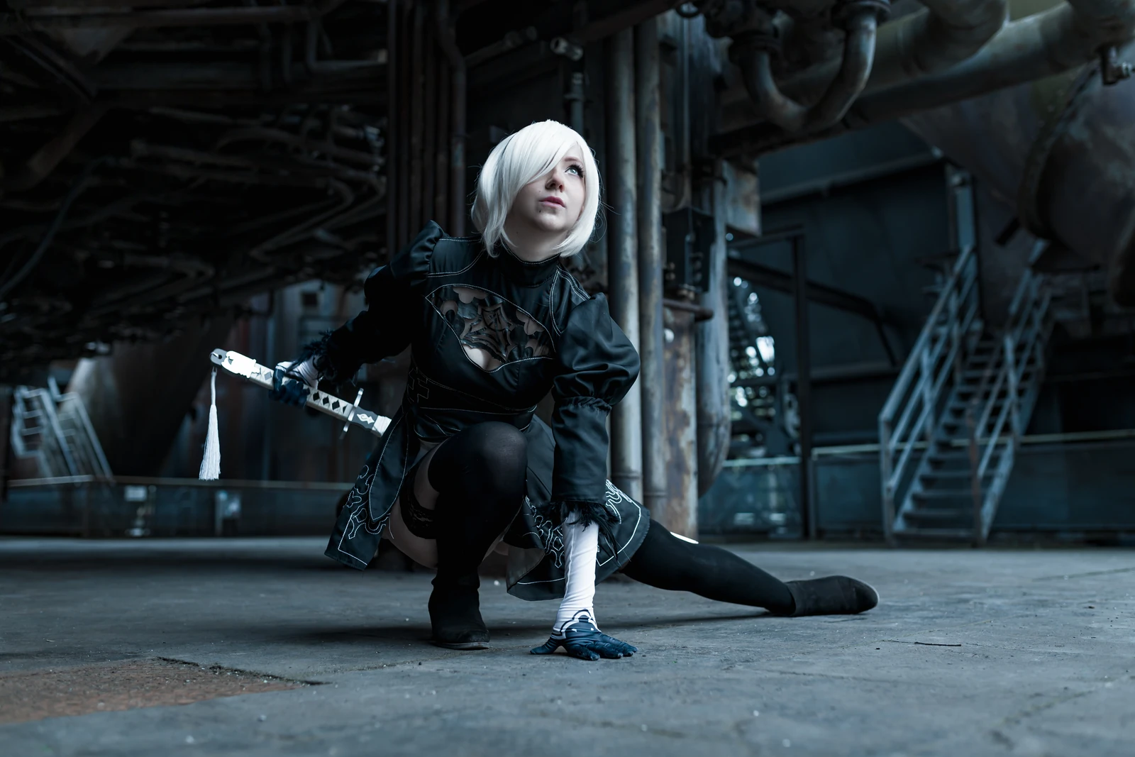 2B-Cosplay in einer industriellen Kulisse